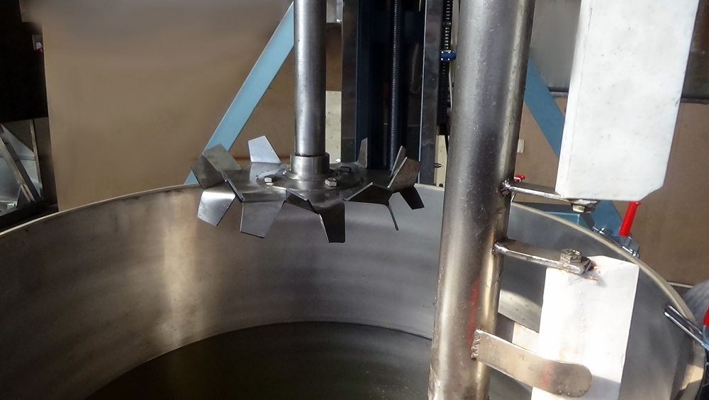 См.фото: Диссольвер с подкатной дежой и подъёмной крышкой для ЛКМ