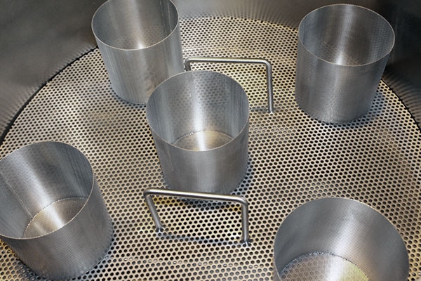 Сырные формы из нержавеющей стали внутри формовочного стола из комплекта сыродела КС-100